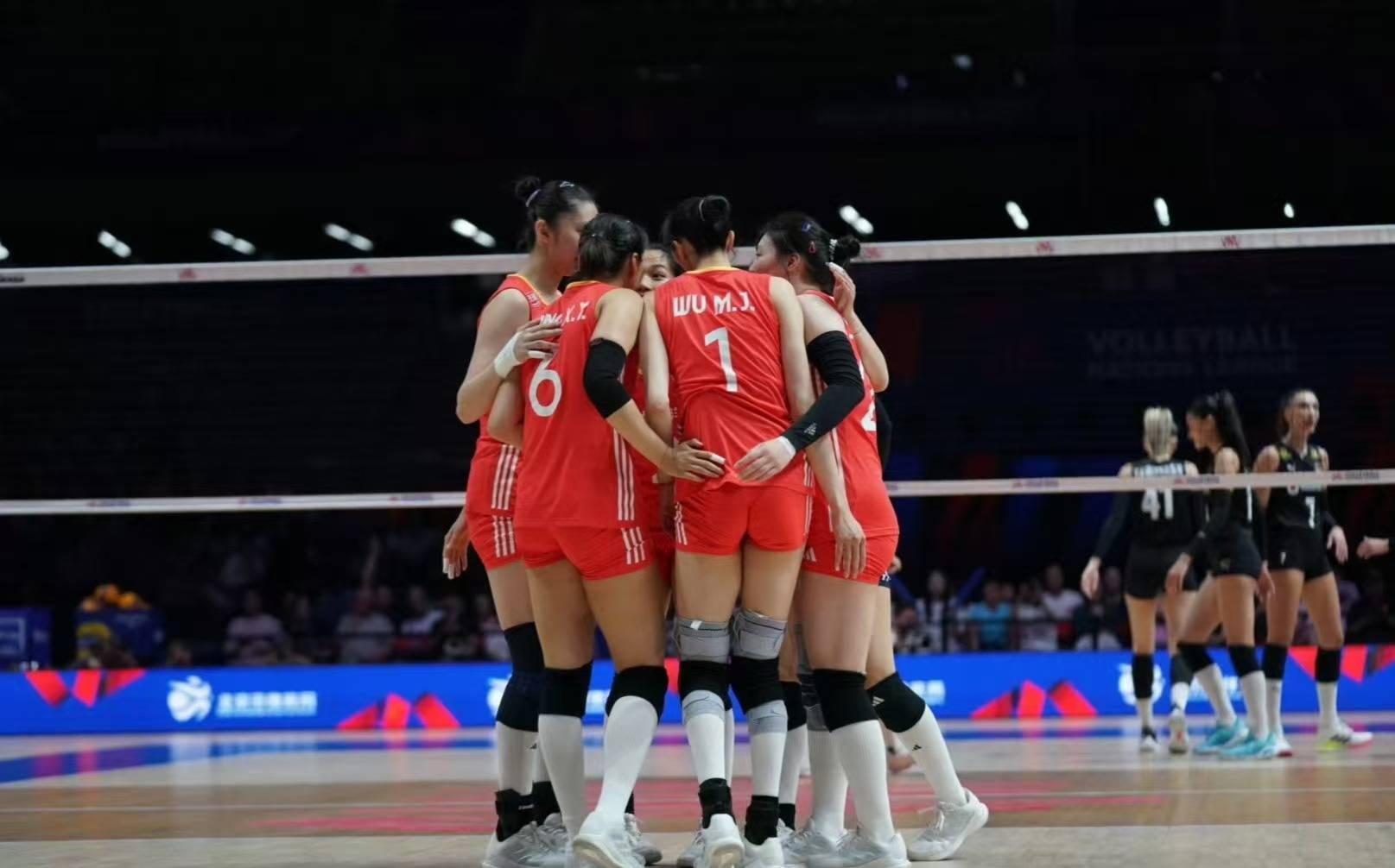 中国女排关键时刻救险，巴黎力保胜局拿下系列赛的简单介绍