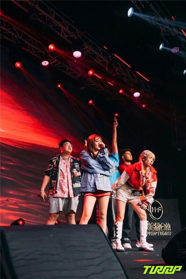 爱游戏娱乐-埃因霍温训练开放日；窗口期伤情更新引欢呼；NBA总决赛在即；临场指挥获称赞的简单介绍